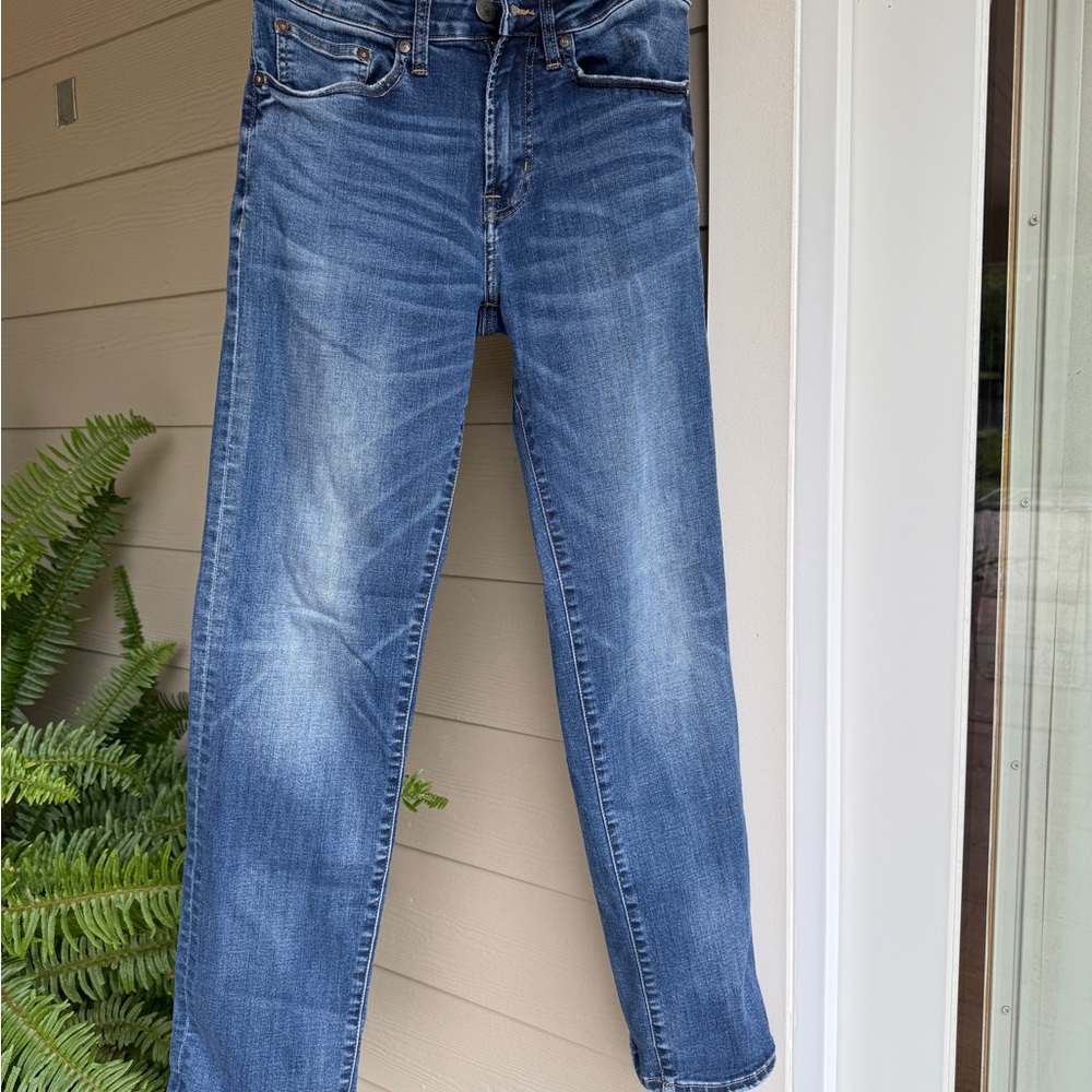 Men’s American Eagle Outfitters medium wash relaxed straight jeans - size 28/32